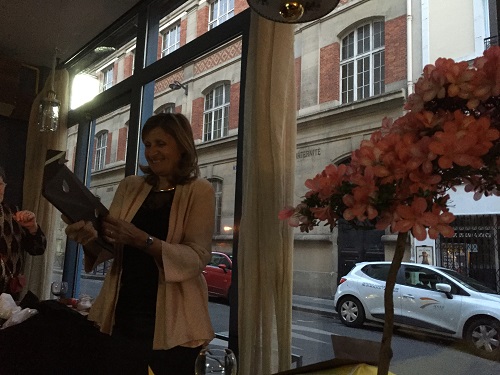 2 un livre et un bonsaï ça y est, elle a compris !