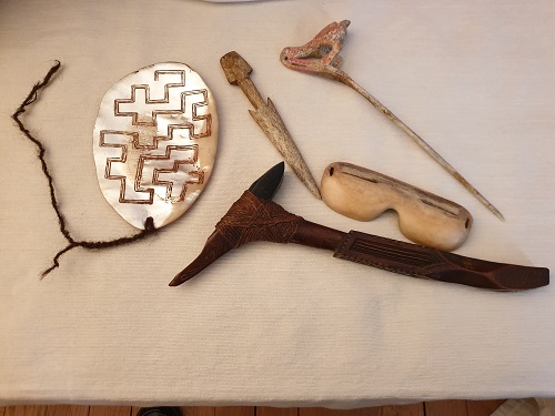 1-Australie nacre, herminette au manche bien curieux , pointe en os Terre de Feu, lunettes Alaska, spatule à chaux Nelle Guinée