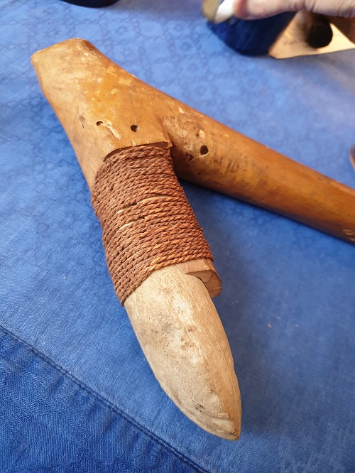 7 Colombie-britannique herminette en corail , noter l'emmanchement et la ligature torsadée et non tressée