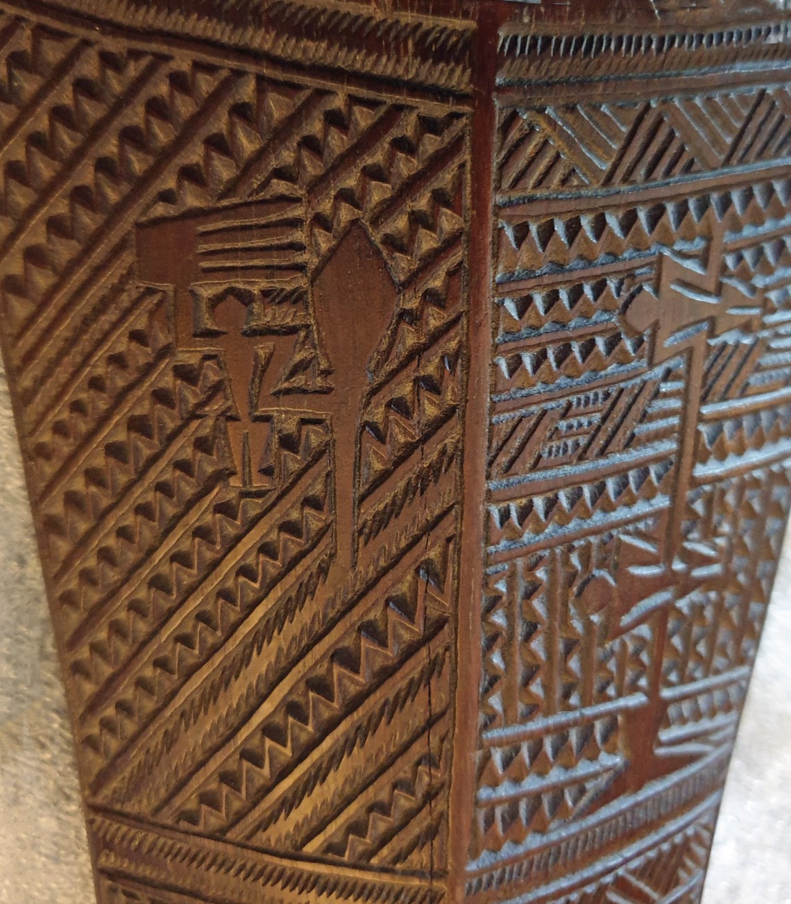 8 casse-tête tonga détail personnage et club