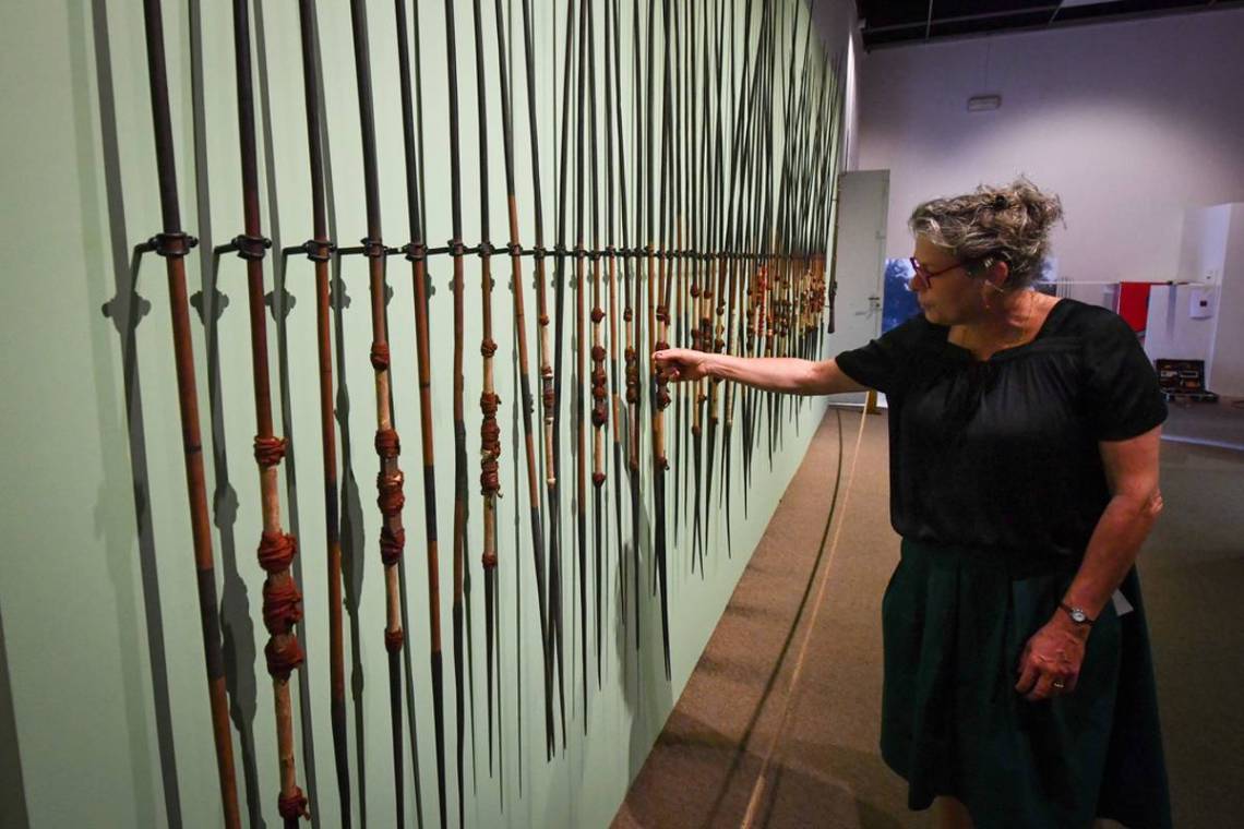 kanak exposition-kanak-au-musee-du-berry-poindi-patchili-avec-la-c_4818872